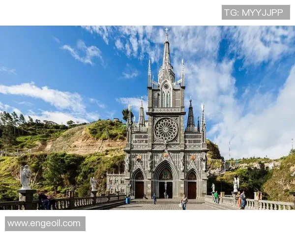 佛罗伦萨街头现罕见巴洛克音乐会,吸引众多游客驻足欣赏 佛罗伦萨街头现罕见巴洛克音乐会,吸引众多游客驻足欣赏